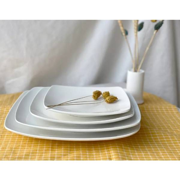Elegant and elegant white square porcelain plate for hotels and restaurants, durable ceramic material