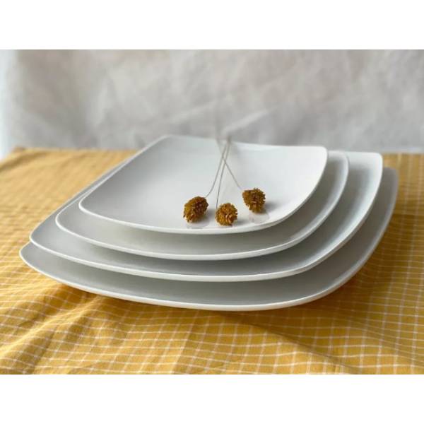 Elegant and elegant white square porcelain plate for hotels and restaurants, durable ceramic material