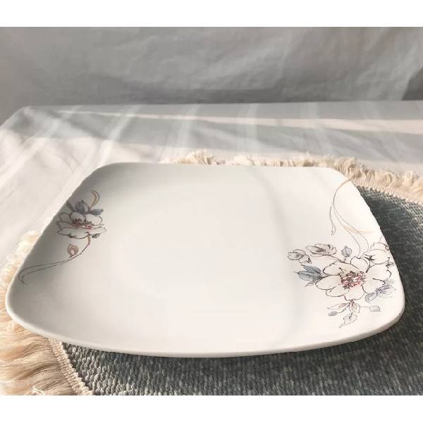 Square ceramic plate printed with decorative patterns for restaurants and hotels